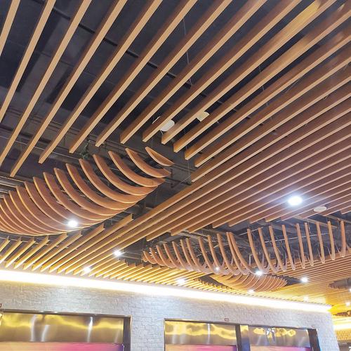 仿木纹铝格栅吊顶安装全攻略 从选材到施工一步到位